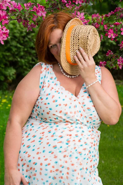 Escondido detrás de un sombrero — Foto de Stock