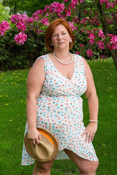Жінка середнього віку в літній сукні — стокове фото