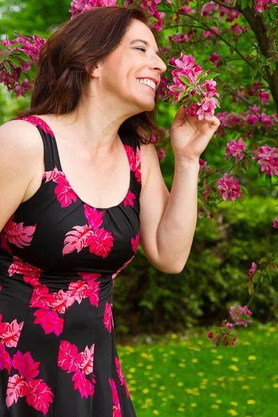 Njuter av körsbär blommar — Stockfoto