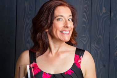 Mutlu gülümseyen kadın