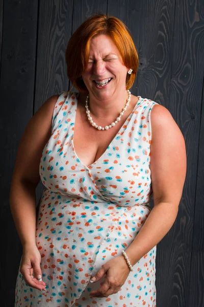 Donna ridente in abito estivo — Foto Stock