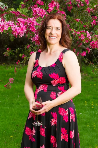 Жінка середнього віку з келихом вина — стокове фото