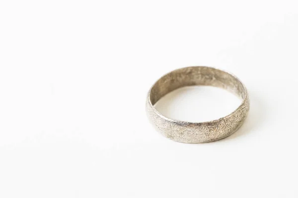 Старое обручальное кольцо — стоковое фото
