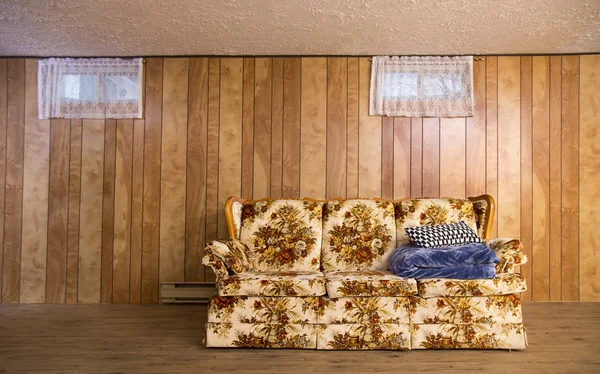 Sofá, travesseiro e cobertor — Fotografia de Stock