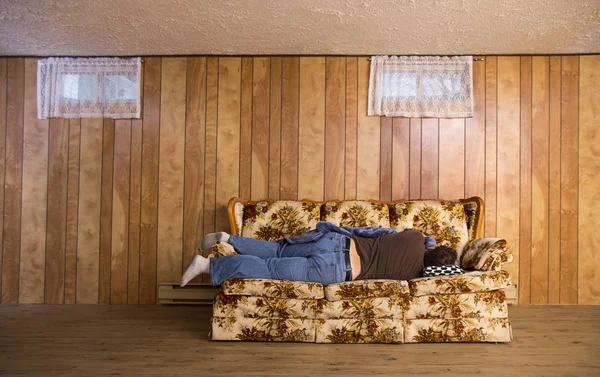 Dormir à tarde em um sofá — Fotografia de Stock