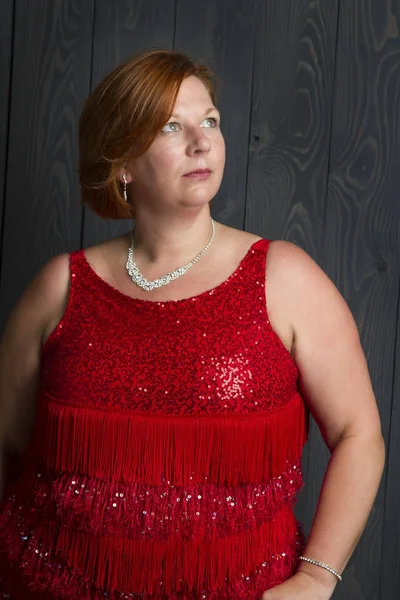 Kvinna i en glittrig klänning — Stockfoto