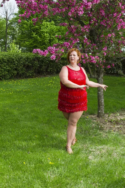 Lady dancer under a tree — Stock Photo, Image