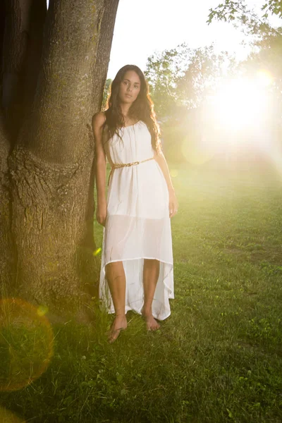 Mujer joven en vestido blanco —  Fotos de Stock