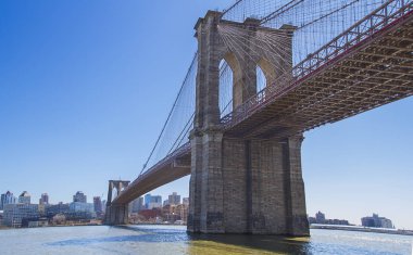Brooklyn Köprüsü gün boyunca