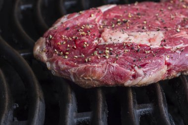 Toz biber biftek üzerinde