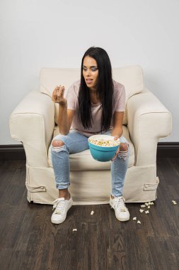 Patlamış mısıra bakıyorum.