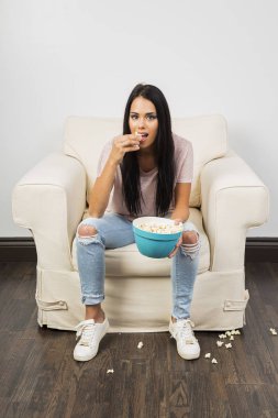 Kanepede patlamış mısır yemek.