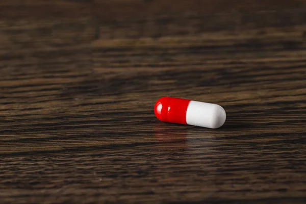 Röda och vita piller — Stockfoto