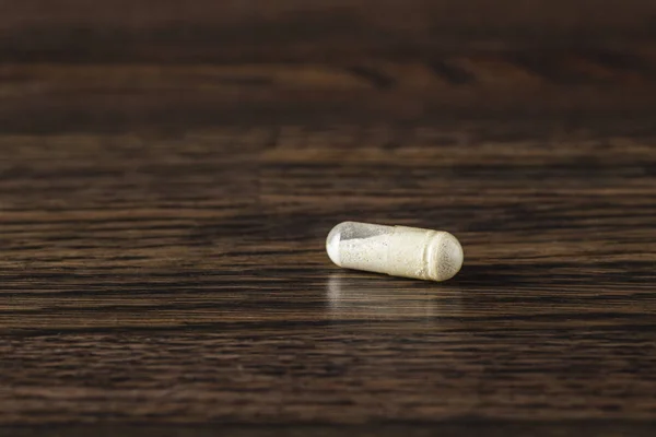Pille mit weißem Pulver gefüllt — Stockfoto