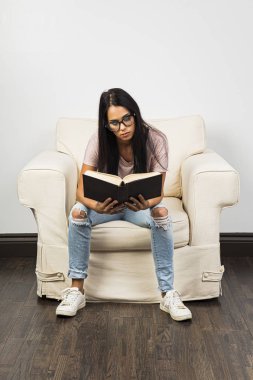 Kanepede kitap okuyorum.