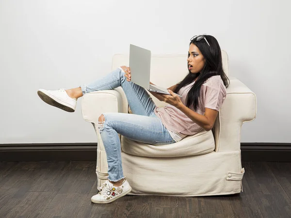 Young Woman Her Legs Couch Surprise What Happening Laptop Screen — Stock Photo, Image