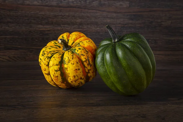 Courge Douce Orange Verte Sur Fond Bois Foncé — Photo