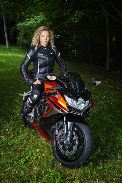 Young Woman Wearing Full Motocycle Clothes Sitting Sport Motocycle Park — Stock Photo, Image