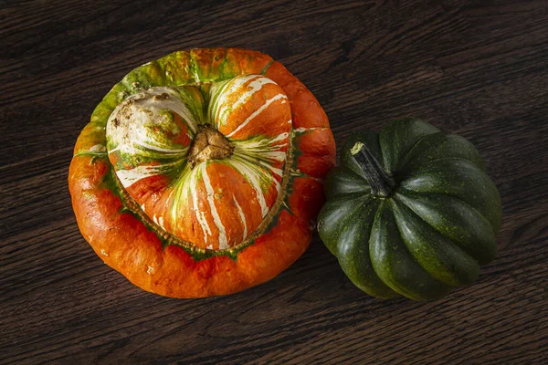 Dois Squash Contra Fundo Madeira Escura — Fotografia de Stock