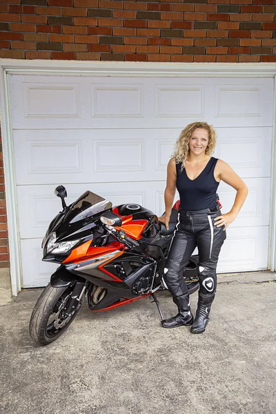 Young Woman Standing Her Motocycle Front Garage Door — Stock Photo, Image