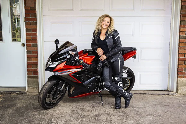 Twenting Someting Blond Woman Full Motocyclist Gear Leaning Sport Motocycle — Stock Photo, Image