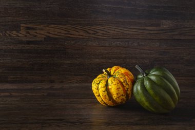 sarı ve yeşil tatlı kabak ahşap bir arka planda