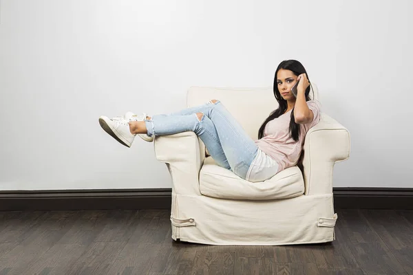 Junge Frau Mit Hochgekrempelten Beinen Auf Einer Weißen Couch Und — Stockfoto