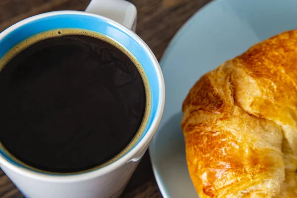 Feche Uma Xícara Café Croissant Uma Chapa Azul — Fotografia de Stock