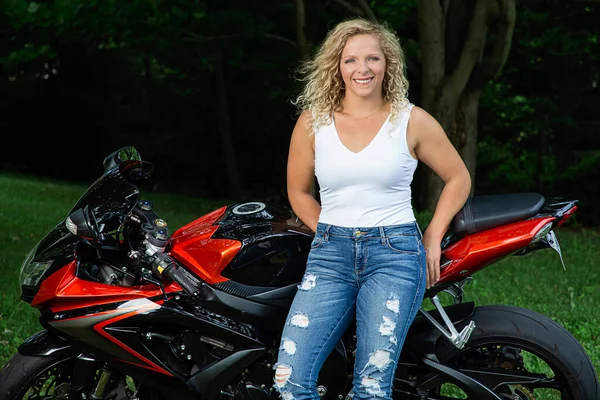 Ung Kvinna Lutar Sig Mot Sport Motocyle — Stockfoto