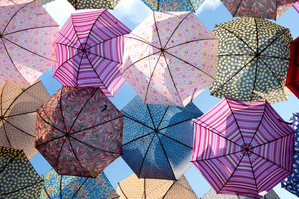 Färgglada paraplyer flyger i himlen — Stockfoto