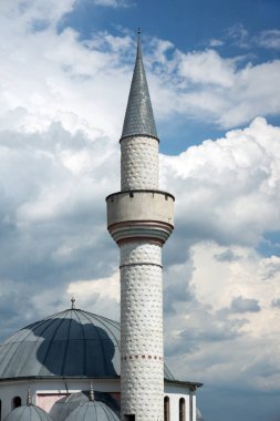 Cami kule üzerinde dramatik bulutlar arka plan