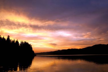 Dospat Barajı üzerinden günbatımı