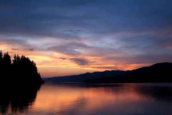 Solnedgång över Dospat dam — Stockfoto