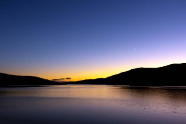 Dağ gölünün üzerinde gün batımı
