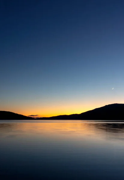 山の湖の上の夕日 — ストック写真
