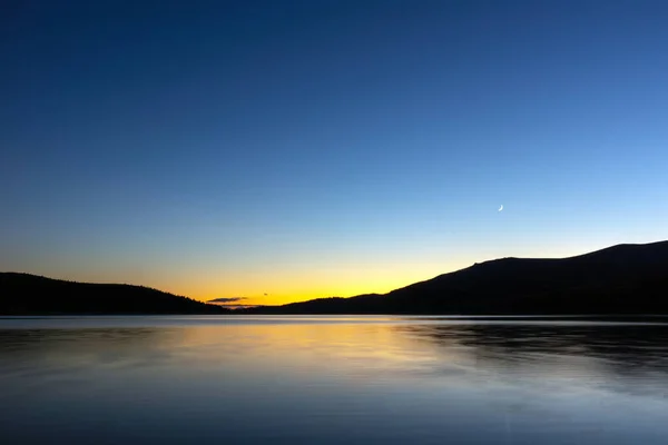 Zachód Słońca Nad Górskim Jeziorem — Zdjęcie stockowe