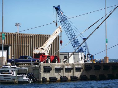 Pensacola Limanı 'nda yükleme ve boşaltma vinçleri