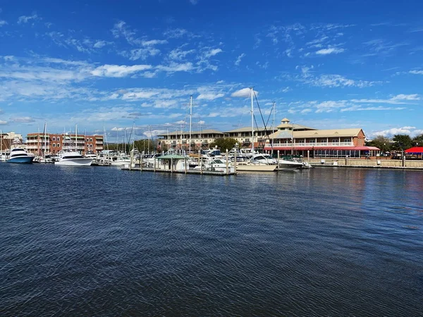 Лодки Якоре Заливе Пенсакола Видом Центр Города Пенсакола Флорида Сша — стоковое фото