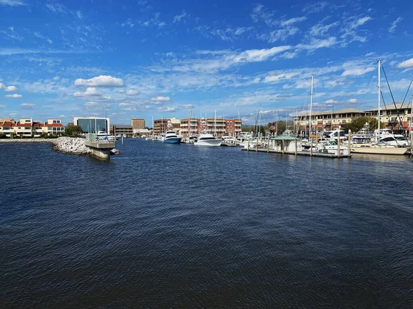 停泊在彭萨科拉湾的船只 可以看到佛罗里达州彭萨科拉市中心的景色 图库图片