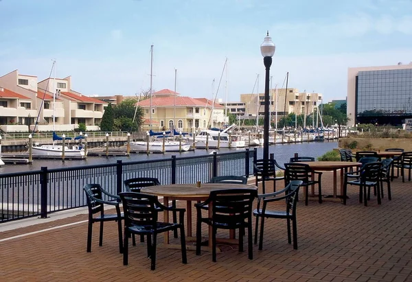 Coppia Tavoli Con Vista Sulle Barche Attraccate Palafox Pier Pensacola — Foto Stock