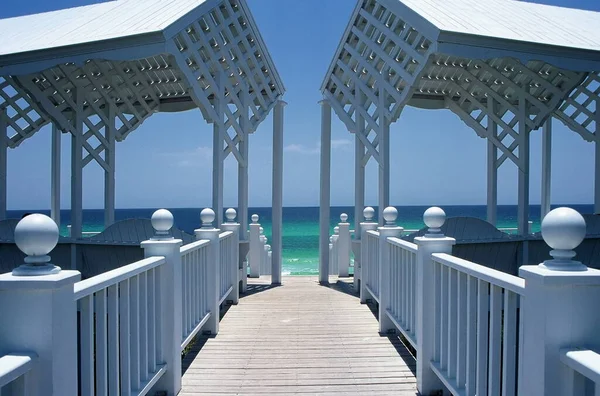 Navarre Beach, Florida, ABD 'de tahta kaldırım ve pavyon