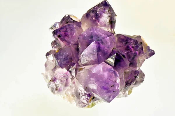 Stenen paars kristallen — Stockfoto