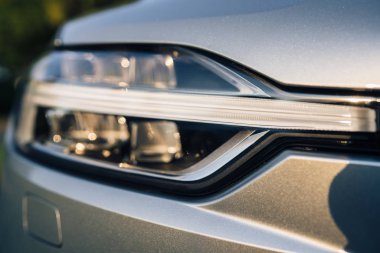 Gri araba farlarını açtı.