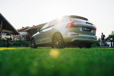 Volvo XC60 2017 yeşil çimlerin üzerinde