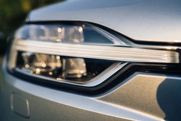 Gri araba farlarını açtı.