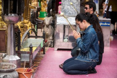 Dua ve saygı Doi Suthep Tapınağı'nda ödeme