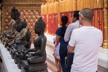 Dua ve saygı Doi Suthep Tapınağı'nda ödeme