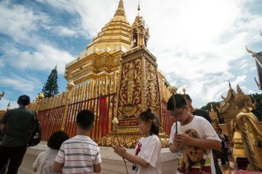 Dua ve saygı Doi Suthep Tapınağı'nda ödeme