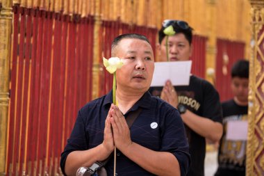 Dua ve saygı Doi Suthep Tapınağı'nda ödeme