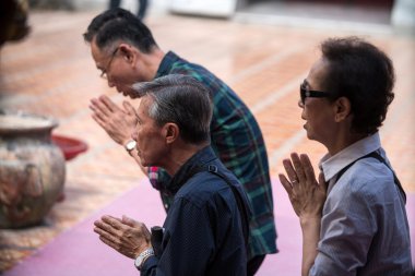 Dua ve saygı Doi Suthep Tapınağı'nda ödeme